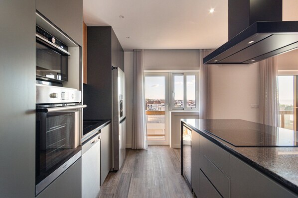 Een koelkast, een microgolfoven, een oven, een vaatwasser