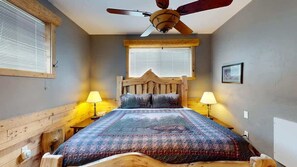 5 bedrooms, free WiFi, bed sheets - 28 MI to YNP | Theater Room | Sleeps 14 (Island Park)