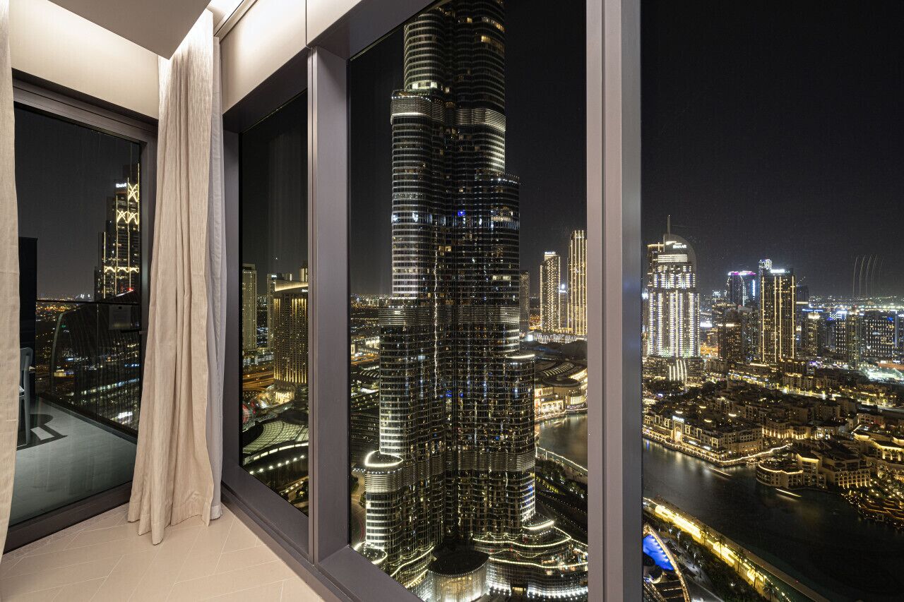 Ein Hochhaus mit Blick auf eine nächtliche Skyline.