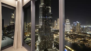 Ein Hochhaus mit Blick auf eine nächtliche Skyline.