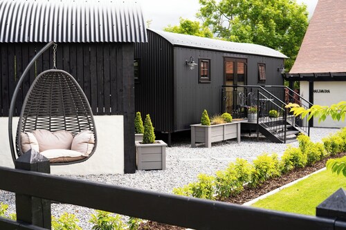Charming Lodge in Limavady, Sleeps 5 with Parking