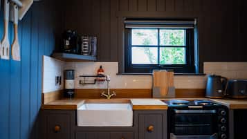 Frigorífico, horno, placa de cocina y cafetera o tetera