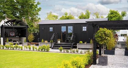 Charming Lodge in Limavady, Sleeps 5 with Parking