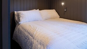 2 bedrooms, iron/ironing board, WiFi, bed sheets - Charming Lodge in Limavady, Sleeps 5 with Parking (Limavady)