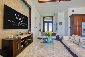 Smart-TV, DVD-spiller, musikkbibliotek og stereoanlegg