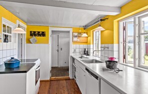 Frigorífico, microondas, placa de cocina y lavavajillas