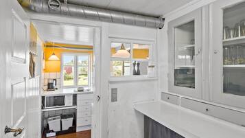 Refrigerador, microondas, placa de cocina, lavavajillas