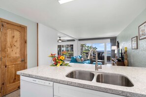 Interior - 🏖️Renovated Ocean Front | Concierge Included (Kailua Kona)