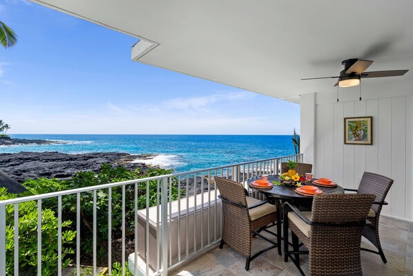 Outdoor dining - 🏖️Renovated Ocean Front | Concierge Included (Kailua Kona)