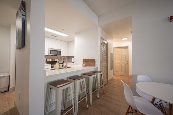 Dining - Bright, clean & spacious, walking distance to Uptown Charlotte attractions. (Charlotte)