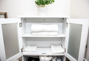 Quarto, 1 cama Queen e sofá-cama, cozinha, vista para o jardim | Banheiro | Chuveiro, chuveiro com efeito de chuva, produtos de toalete grátis