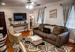 Quarto, 1 cama Queen e sofá-cama, cozinha, vista para o jardim | Área de estar | Smart TV 55 polegadas com canais digitais