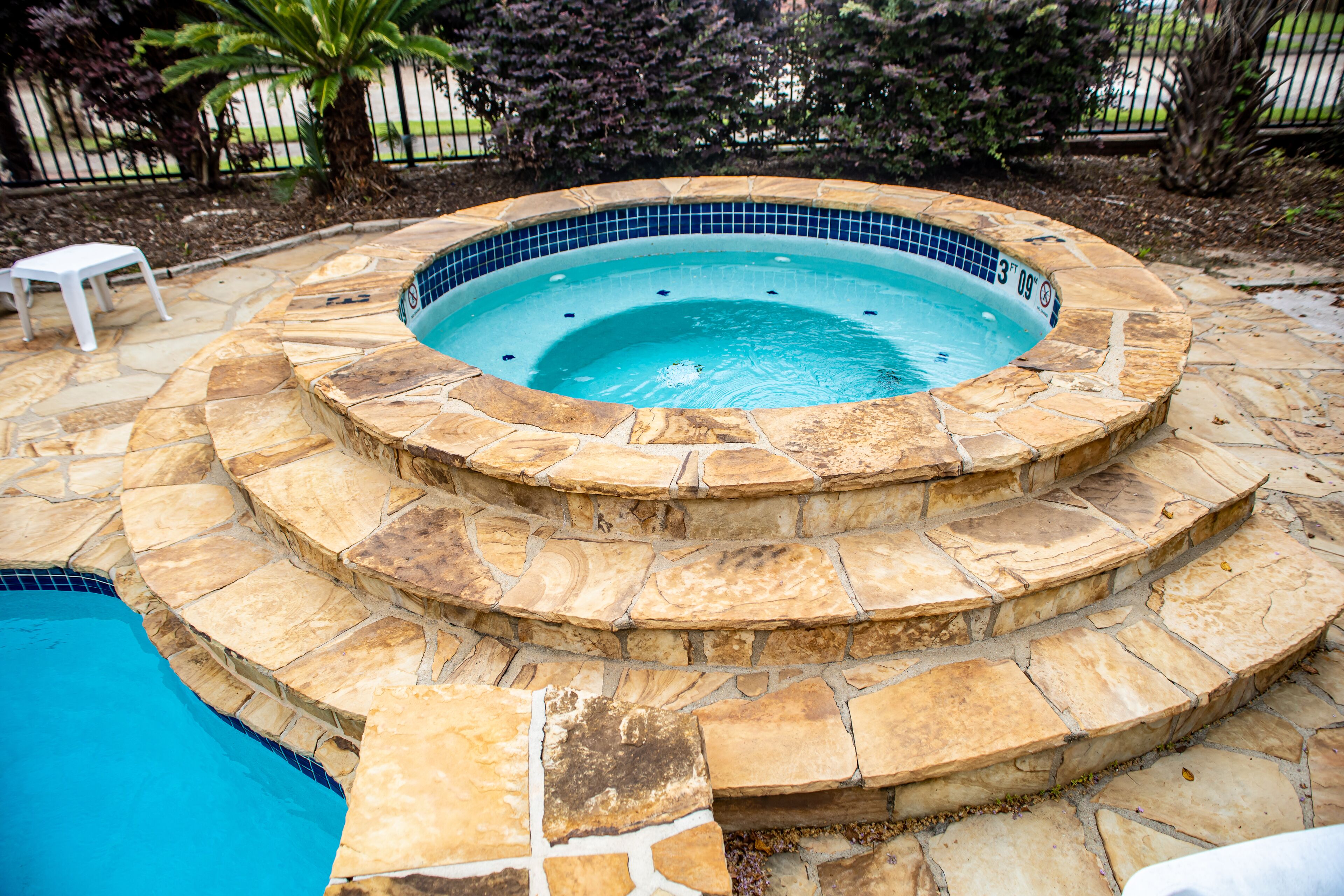 3 outdoor pools, pool loungers