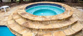 1BR คอนโดมือถือพร้อมสระว่ายน้ำส่วนกลาง