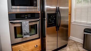 Room, 1 Queen Bed with Sofa bed, Kitchen, Garden View | Microwave