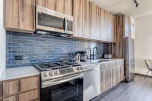 Fridge, microwave, oven, stovetop - Clean West Loop Studio w/ Rooftop, Gym & Grills, nr Park, by Blueground (Chicago)