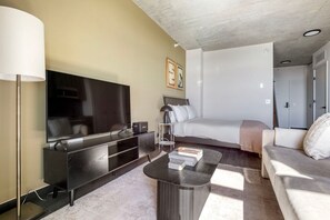 Iron/ironing board, WiFi, bed sheets - Clean West Loop Studio w/ Rooftop, Gym & Grills, nr Park, by Blueground (Chicago)