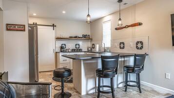 冰箱、微波炉、茶具/咖啡用具、厨具/餐具