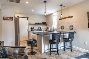 Kühlschrank, Mikrowelle, Wasserkocher mit Kaffee-/Teezubehör