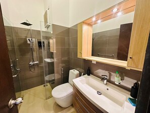 シャワー、ヘアドライヤー、タオル、石鹸