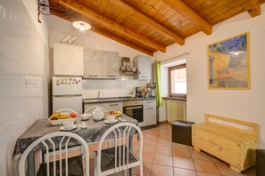 Frigorífico, horno, placa de cocina y cafetera o tetera