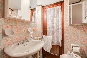 Dusj, hårføner, bidé og håndklær