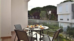 Outdoor dining - Pastel Apartment, Lalzit Bay, Albania (Lalzit Bay)