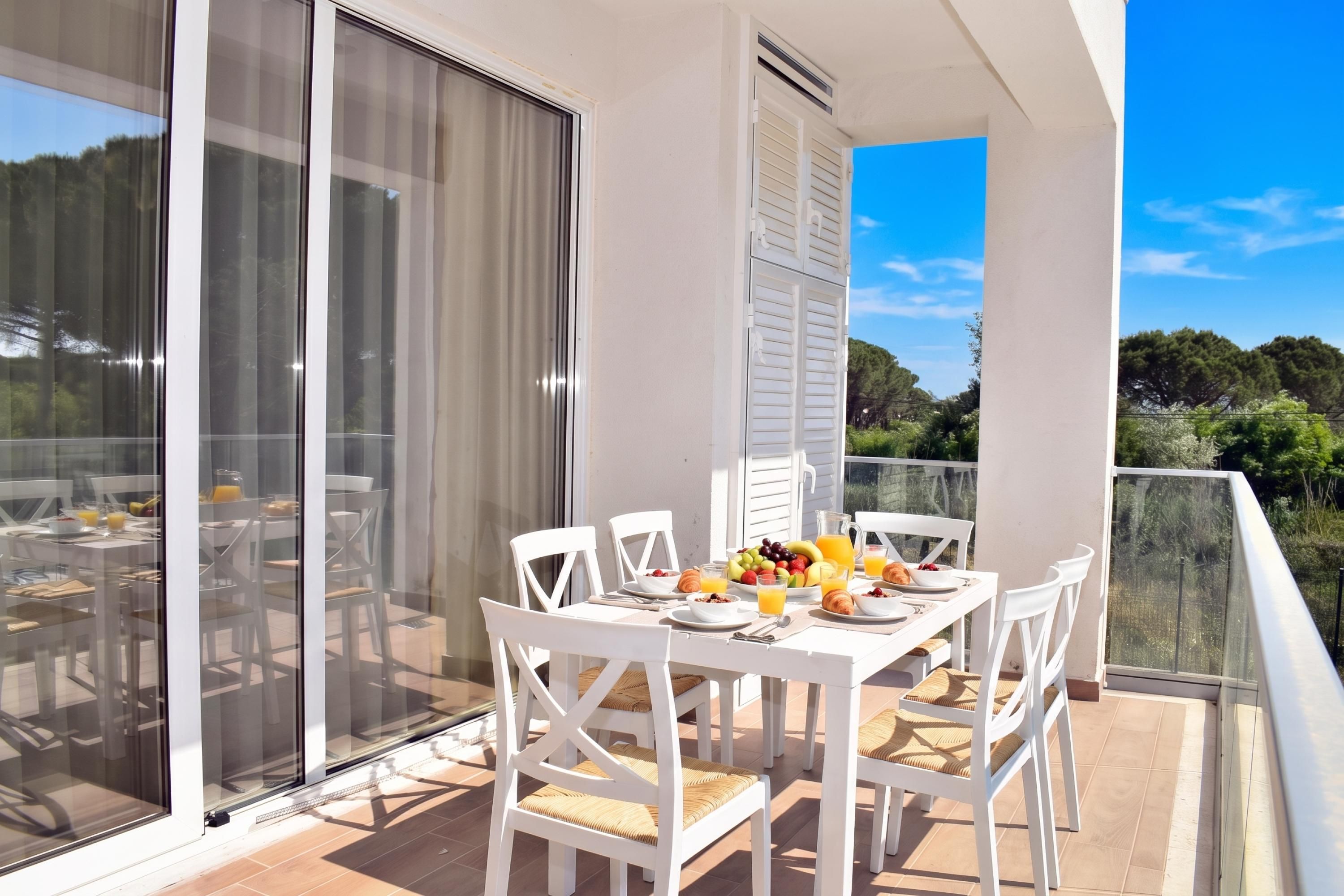 Ein Balkon mit Frühstückstisch, der auf eine malerische Landschaft blickt.