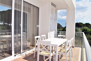 Outdoor dining - White Moon Apartment 302, Lalzit Bay, Albania (Lalzit Bay)