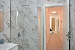 Shower, hair dryer, towels