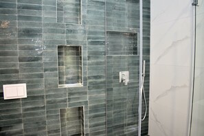 Dusj, hårføner og håndklær