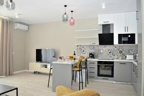 Réfrigérateur, four à micro-ondes, un four, surface de cuisson
