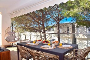 Outdoor dining - San Pietro Holiday Retreat, Lalzit Bay, Albania (Lalzit Bay)