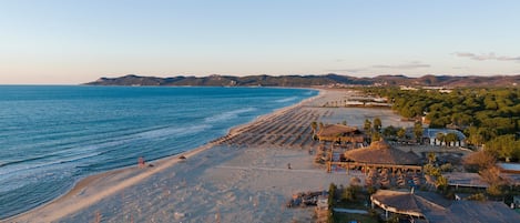 Una spiaggia nelle vicinanze