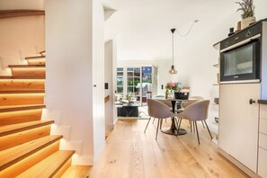 Unclassified image, 2 of 23, button