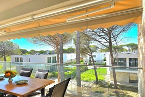 Outdoor dining - Cozy Apartment in San Pietro Resort, Lalzit Bay, Albania (Lalzit Bay)