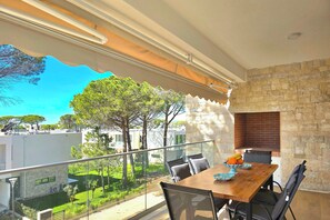 Outdoor dining - Cozy Apartment in San Pietro Resort, Lalzit Bay, Albania (Lalzit Bay)