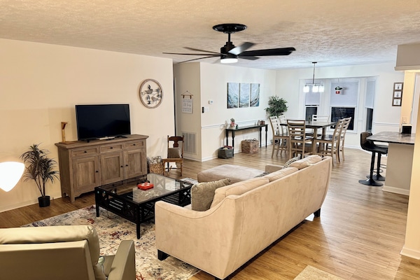 Open and spacious living/dining room