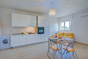 Kühlschrank, Ofen, Herdplatte, Wasserkocher mit Kaffee-/Teezubehör