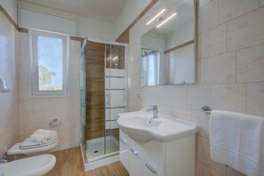 Shower, hair dryer, bidet, towels