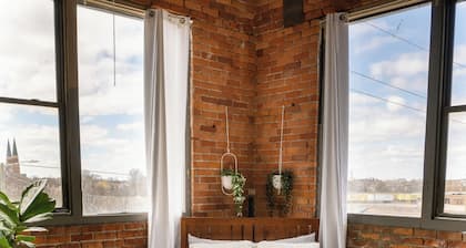 420 Loft Canada Bridge View - FREE PARKING - FREE WIFI
