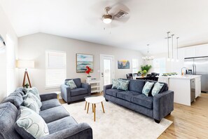 TV - Updated coastal home with covered patio, grill, alfresco dining, streaming, & AC (Port Aransas)