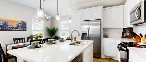 Frigorífic, microones, forn i placa de cuina