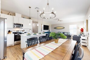 Dining - Updated coastal home with covered patio, grill, alfresco dining, streaming, & AC (Port Aransas)