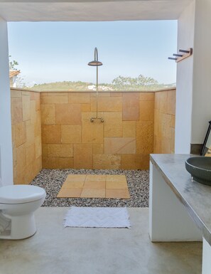 Regadera, toallas, jabón, shampoo 