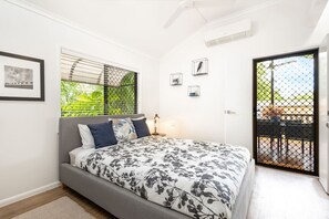 1 bedroom, desk, free WiFi, bed sheets - The Cottage - Mountain Views 1BR - 5 min to Beach (Cairns)