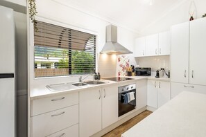 Fridge, microwave, oven, stovetop - Coastal Mountain View Cottage for Couples (Kewarra Beach)