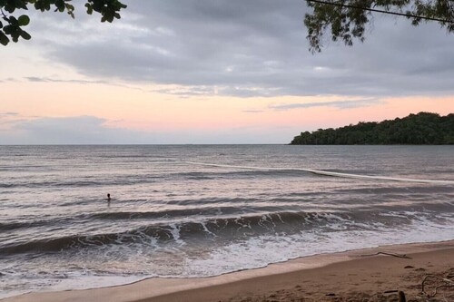 The Cottage - Mountain Views 1BR - 5 min to Beach