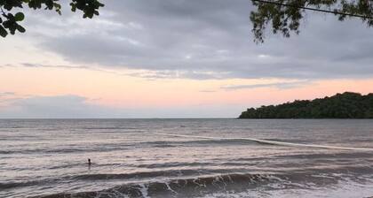 The Cottage - Mountain Views 1BR - 5 min to Beach