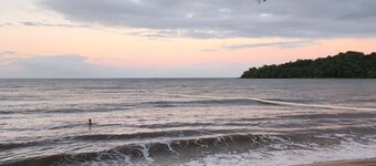 The Cottage - Mountain Views 1BR - 5 min to Beach